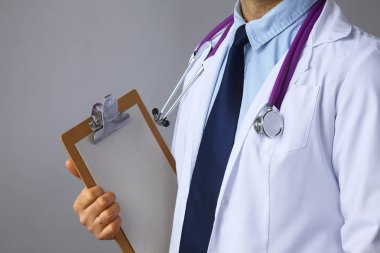 Bir klasör tutan bir stetoskop ile Beyaz önlük doktor 