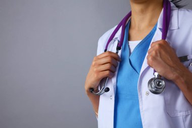 Genç kadın doktor sağlık stetoskop, ayakta tutan