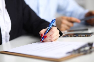 Genç işkadını klasör ile masaya oturan sözleşme