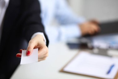 Seçici odak masada oturan boş kartvizit tutan el