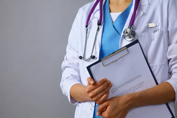 Kobieta lekarz w białym kitlu stetoskopem posiadających folder — Zdjęcie stockowe
