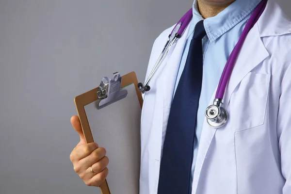 Bir klasör tutan bir stetoskop ile Beyaz önlük doktor — Stok fotoğraf