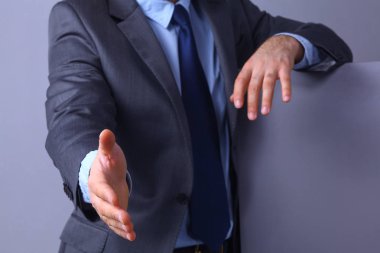 el sallamak sunan bir takım giyen adam
