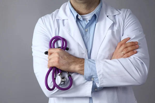 Médecin masculin avec stéthoscope sur fond gris — Photo