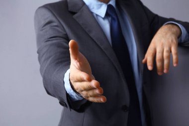 el sallamak sunan bir takım giyen adam