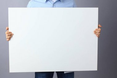 Boş bir masa, gri arka plan üzerinde ayakta tutan işadamı