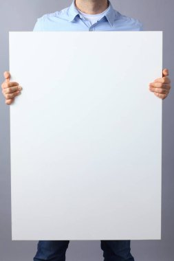 Boş bir masa, gri arka plan üzerinde ayakta tutan işadamı