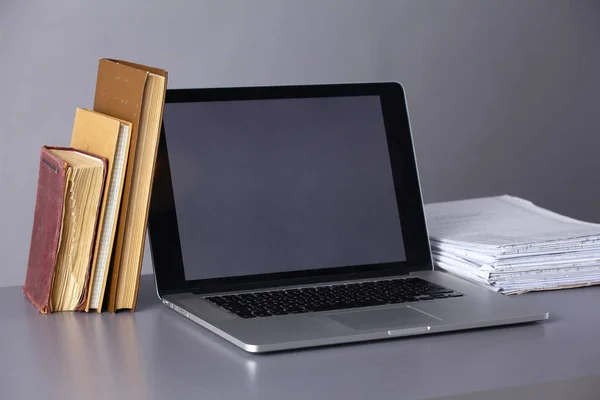 Arbeitsplatz mit Computer und Dokumenten im Büro — Stockfoto