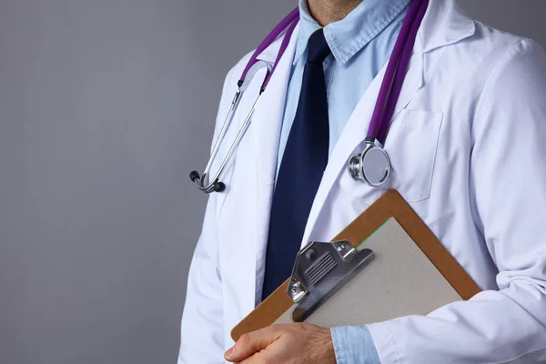 Lekarz w białym kitlu stetoskopem medycznych posiadających folder — Zdjęcie stockowe