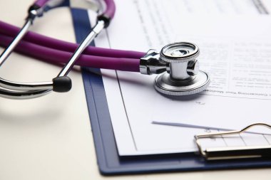 Stetoskop tıbbi bir klasörle closeup