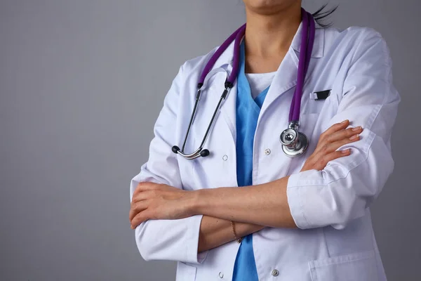 Młoda kobieta lekarz medyczny stetoskop stojący na szarym tle — Zdjęcie stockowe