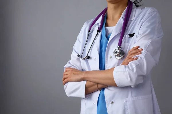 Jeune femme médecin avec stéthoscope médical debout sur fond gris — Photo