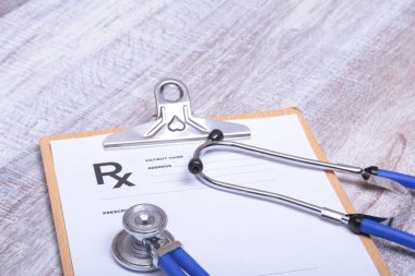 Rx reçete üzerinde sağlık stetoskop closeup
