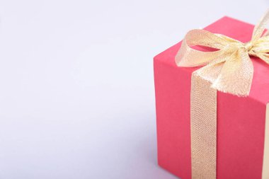 Ahşap arka plan, seçici odak üzerinde fiyonklu hediye kutuları