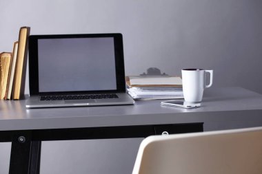 Bilgisayar ve Office belge çalışma alanı
