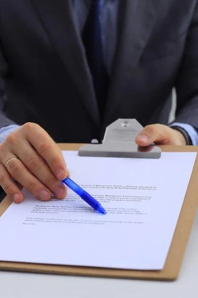 Uomo d'affari che firma un contratto, seduto sulla scrivania — Foto Stock
