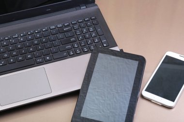 Bir telefon ve üstüne yalan tablet ile klavyenin resmi