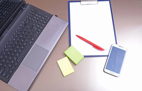 Рабочее место офиса с ноутбуком, смартфоном на столе — стоковое фото