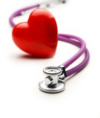 Kalp üzerinde ahşap arka plan izole bir sağlık stetoskop ile