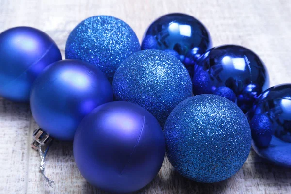 Kék karácsonyi labdák egy fából készült háttér — Stock Fotó