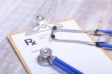 Rx reçete üzerinde sağlık stetoskop closeup