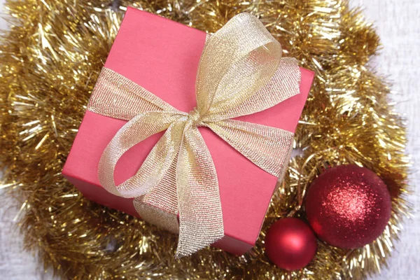 Noel hediye kutu kırmızı ve altın top ile — Stok fotoğraf