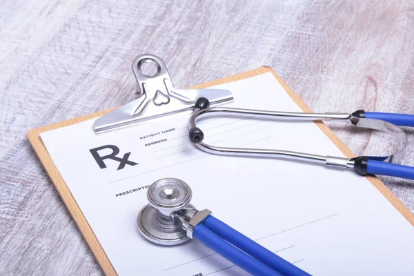 Rx reçete üzerinde sağlık stetoskop closeup