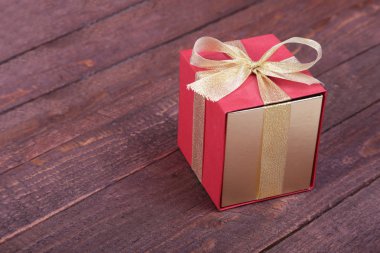 Ahşap arka plan üzerinde fiyonklu hediye kutuları