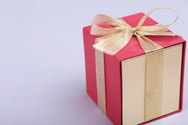 Ahşap arka plan üzerinde fiyonklu hediye kutuları