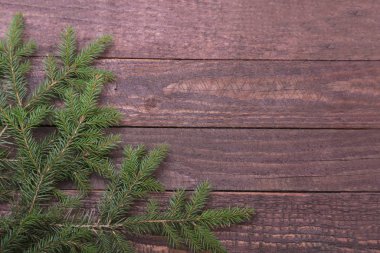 Noel ağacı süslemesi ahşap arka planda izole edilmiş