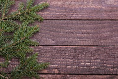 Noel ağacı süslemesi ahşap arka planda izole edilmiş