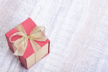 Ahşap arka plan üzerinde fiyonklu hediye kutuları