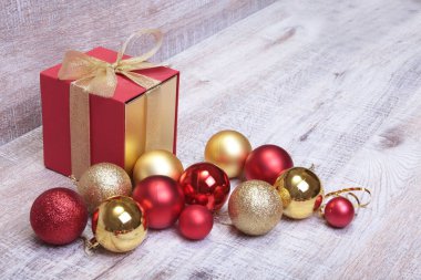 Noel hediye kutu kırmızı ve altın top ile