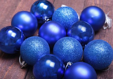 Ahşap bir zemin üzerine mavi Noel topları