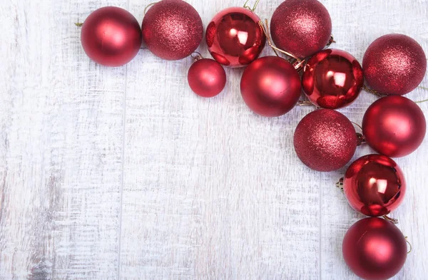 Bolas rojas de Navidad sobre un fondo de madera — Foto de Stock