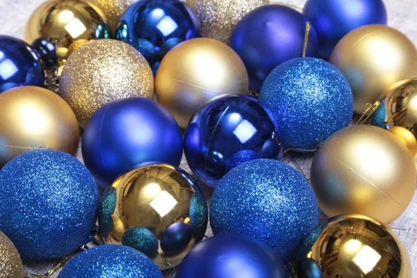 Kék és arany karácsonyi labdák egy fából készült háttér — Stock Fotó