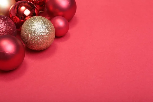 Bolas rojas de Navidad sobre fondo rojo — Foto de Stock