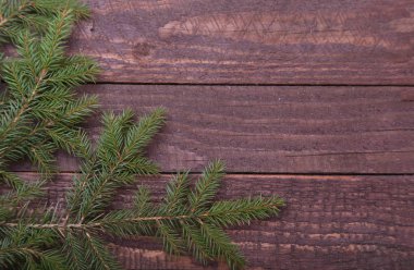 Noel ağacı süslemesi ahşap arka planda izole edilmiş