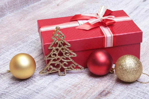Cajas de regalo con muchas bolas de Navidad sobre fondo de madera — Foto de Stock