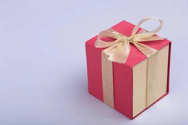 Подарункові коробки з бантом на фоні дерева — стокове фото