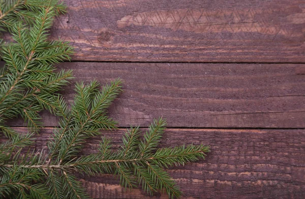 Noel ağacı süslemesi ahşap arka planda izole edilmiş