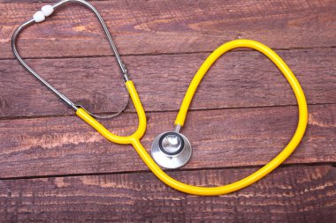 Sağlık stetoskop ve ahşap arka plan üzerinde izole Tablet