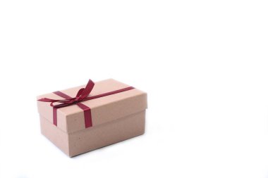 Beyaz arkaplanlı hediye kutuları