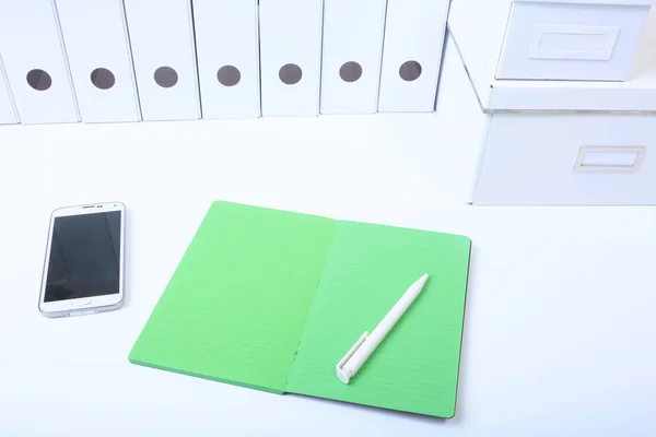 Папка с документами и важный документ с телефоном и ноутбуком на изолированном фоне — стоковое фото