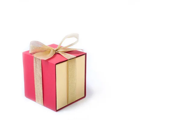 Подарочные коробки с луком на белом фоне — стоковое фото