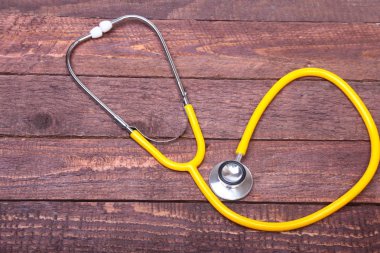 Sağlık stetoskop ve ahşap arka plan üzerinde izole Tablet