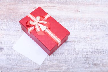 Beyaz arkaplanlı hediye kutuları