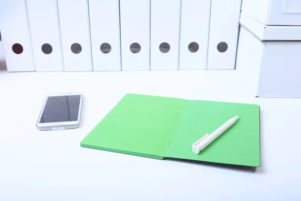 Ordner mit Dokumenten und wichtigen Dokumenten mit Telefon und Notizbuch auf isoliertem Hintergrund — Stockfoto