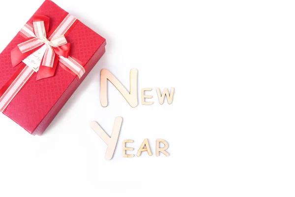 Texto nuevo año sobre fondo blanco con caja de regalo — Foto de Stock