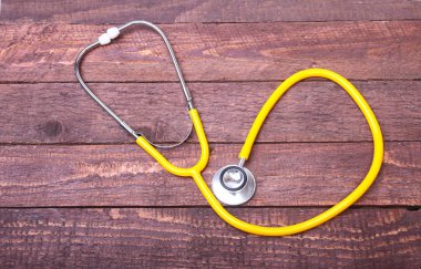 Sağlık stetoskop ve ahşap arka plan üzerinde izole Tablet